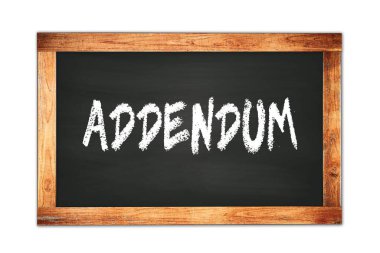Siyah ahşap çerçeve okul tahtasına yazılmış ADDENDUM metni.
