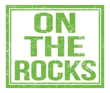 Kayalıklarda, yeşil kirli damga işareti üzerine yazılmış.