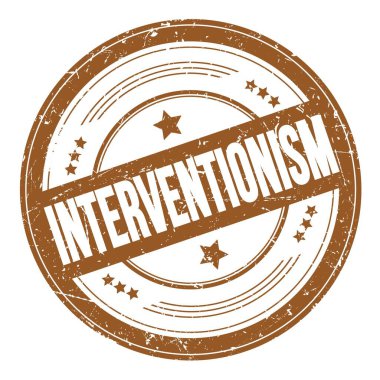 Kahverengi yuvarlak yuvarlak dokuma damgası üzerine INTERVENTIONISM metin.