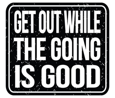 Her şey yolundayken çık git. Siyah damga işareti üzerine yazılmış bir mesaj.