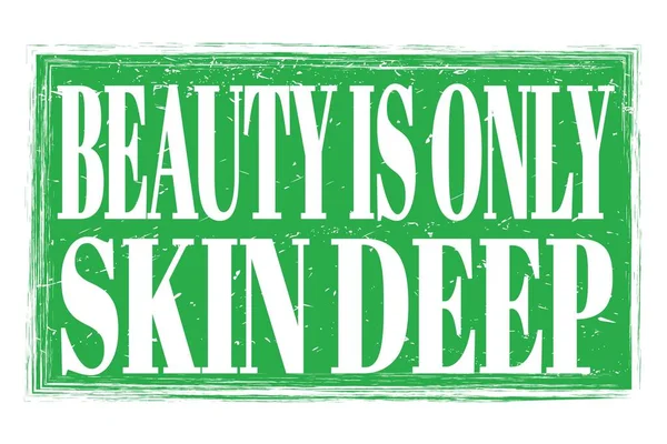 美は肌だけ深い 緑のグランジスタンプのサインに書かれた言葉 — ストック写真