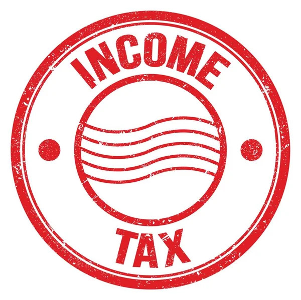 赤丸郵便切手に書かれたIncome Taxテキスト — ストック写真