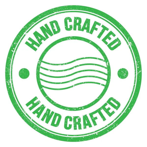 Hand Crafted Wort Auf Grünem Rundem Briefmarkenschild Geschrieben — Stockfoto