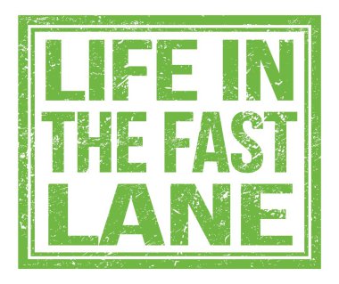 FAST Lane 'de Yaşam, yeşil damgalı levhada yazılı.