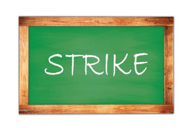 Yeşil ahşap çerçeve okul tahtasına yazılmış STRIKE metni.
