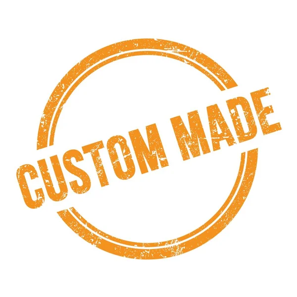 Custom Made文字 用橘红色的老式圆形邮票写成 — 图库照片