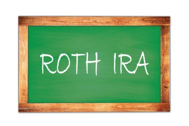 ROTH IRA metni yeşil ahşap çerçeve okul tahtasına yazılmış.