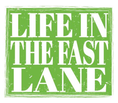 FAST Lane 'de Yaşam, yeşil damgalı levhada yazılı.