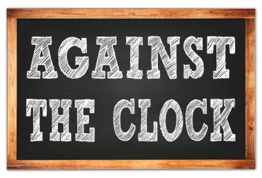 Siyah ahşap çerçeve okul tahtasına yazılmış saat.