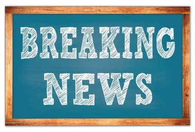 Kırıcı haberler mavi ahşap çerçeve okul tahtasına yazılmış.