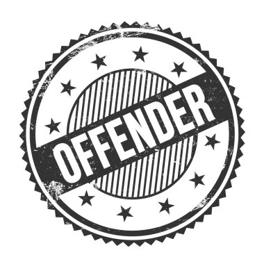OFFENDER metin siyah grungy zig zag kenarları yuvarlak pul üzerine yazılmış.