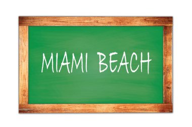 MIAMI BEACH yeşil ahşap çerçeve okul tahtasına yazılmış metin.