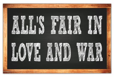 Siyah ahşap çerçeveli okul tahtasına 