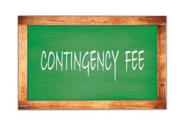 Yeşil ahşap çerçeve okul tahtasına yazılmış devamlılık ücreti metni.