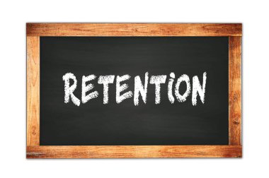 Siyah ahşap çerçeve okul tahtasına yazılmış RETENTION metni.