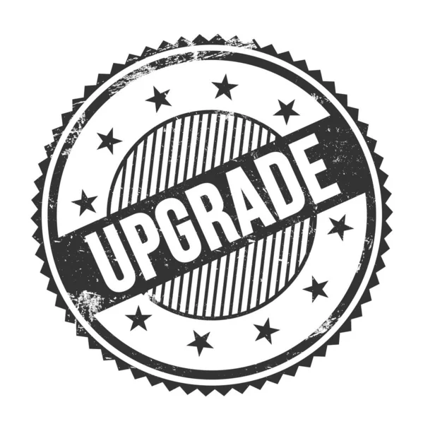 Siyah grungy zig zag kenarlıkları üzerine yazılmış UPGRAD metni yuvarlak pul.
