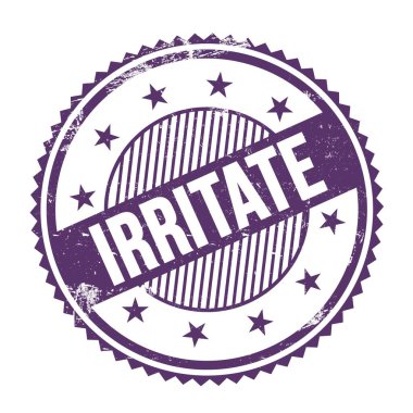 Mor indigo grungy zig zag kenarları üzerine yazılmış IRRITATE metin yuvarlak pul.