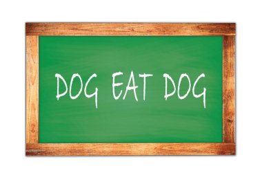 Köpek Yeme Köpek metni yeşil ahşap çerçeve okul tahtasına yazılmış..