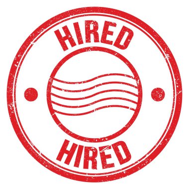 Kırmızı yuvarlak posta pulu işareti üzerine yazılmış HIRED kelimesi