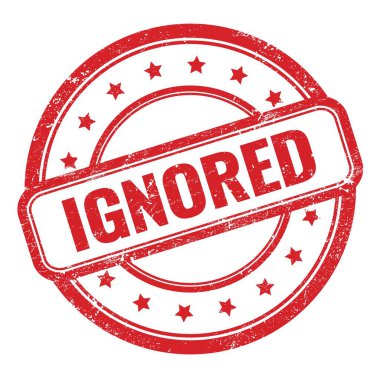 Kırmızı grungy vintage lastik mühür üzerinde IGNORED metin.