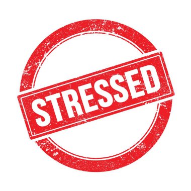 Kırmızı grungy yuvarlak vintage damga üzerinde STRESED metin.