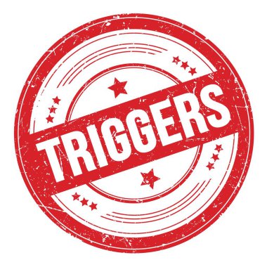 TRIGGERS kırmızı yuvarlak dokuma damgası üzerine metin.
