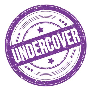 Mor çivit üzerine UNDERCVER metin yuvarlak kirli doku damgası.
