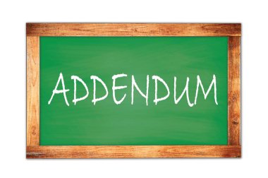 Yeşil ahşap çerçeve okul tahtasına yazılmış ADDENDUM metni.