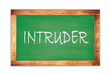 Yeşil ahşap çerçeve okul tahtasına yazılmış davetsiz misafir metni.