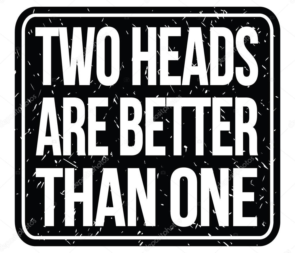 DOS CABEZAS SON MEJORES QUE UNO, texto escrito en el letrero negro del