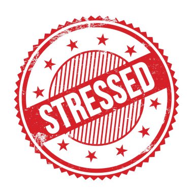 Kırmızı grungy zig zag kenarlarında yazılmış STRESED metni yuvarlak pul.