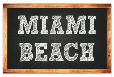 MIAMI BEACH siyah ahşap çerçeve okul tahtasına yazılmış