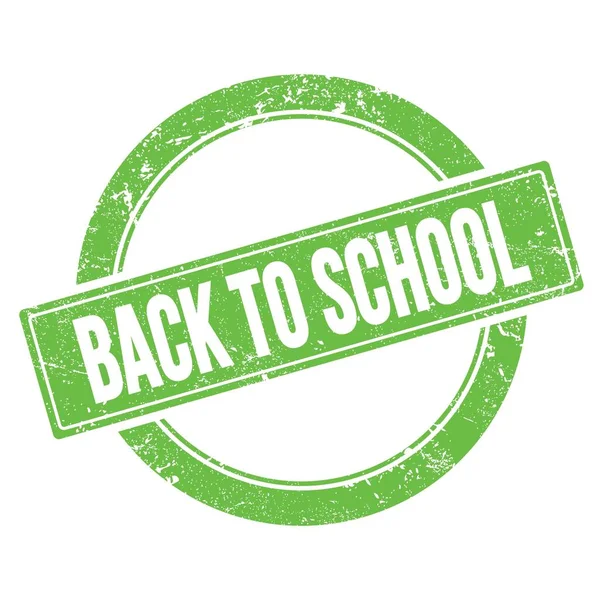 Yeşil grungy yuvarlak vintage pul üzerinde Okula Dönüş metni.