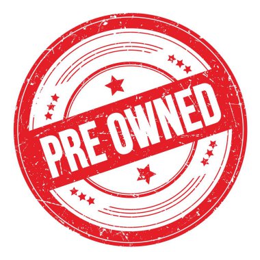 Kırmızı yuvarlak grungy desen damgası üzerine PRE OWNED metin.