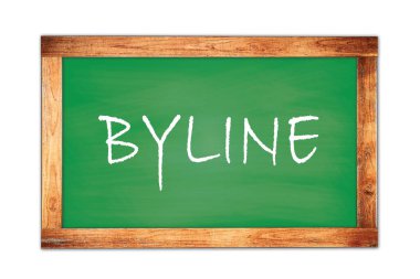 Yeşil ahşap çerçeve okul tahtasına yazılmış BYLINE metni.