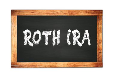 ROTH IRA metni siyah ahşap çerçeve okul tahtasına yazılmış.