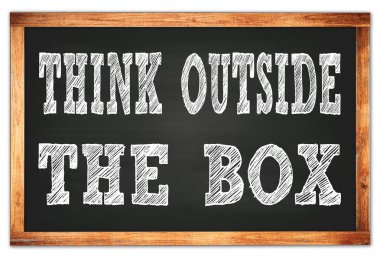 Siyah ahşap çerçeve okul tahtasına yazılan kutunun dışında düşün.