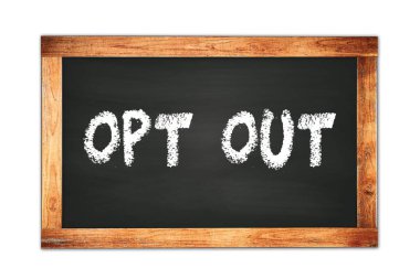 Siyah ahşap çerçeve okul tahtasına yazılmış OPT Out metni.