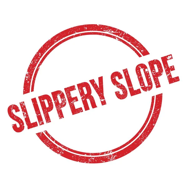 Slippery Slopeテキストレッドグランジヴィンテージラウンドスタンプ — ストック写真