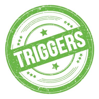 TRIGERS yeşil yuvarlak dokuma damgası üzerine metin.