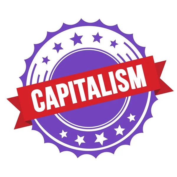 CapitalismテキストOn赤紫色のリボンバッジスタンプ — ストック写真