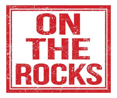 Kayalıklarda, kırmızı kirli damga işareti üzerine yazılmış.