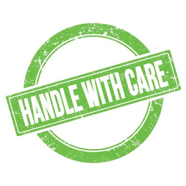 Yeşil grungy yuvarlak vintage pul üzerinde CARE metin ile ele.