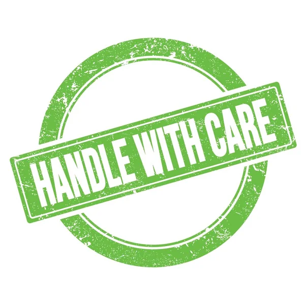 Yeşil grungy yuvarlak vintage pul üzerinde CARE metin ile ele.