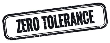 Siyah grungy vintage dikdörtgen damgalı ZERO TOLERANCE metni.