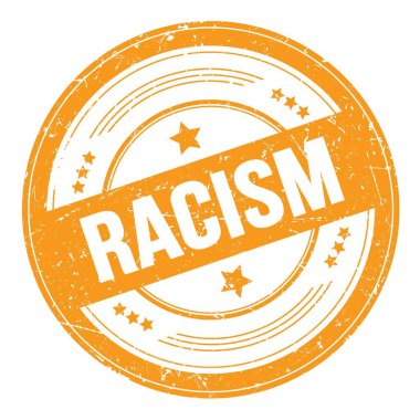 Turuncu yuvarlak grungy doku damgası üzerine RACISM metni.