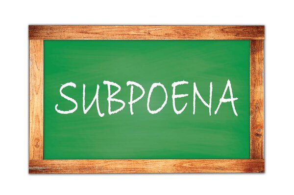 Текст SUBPOENA написан на зеленой деревянной рамке школьной доски.