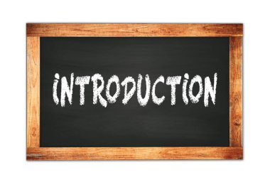 Siyah ahşap çerçeve okul tahtasına yazılmış INTRODUCTION metni.