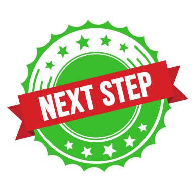 Kırmızı yeşil rozet damgalı NEXT STEP metni.