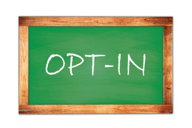 Yeşil ahşap çerçeve okul tahtasına yazılmış OPT-In metni.